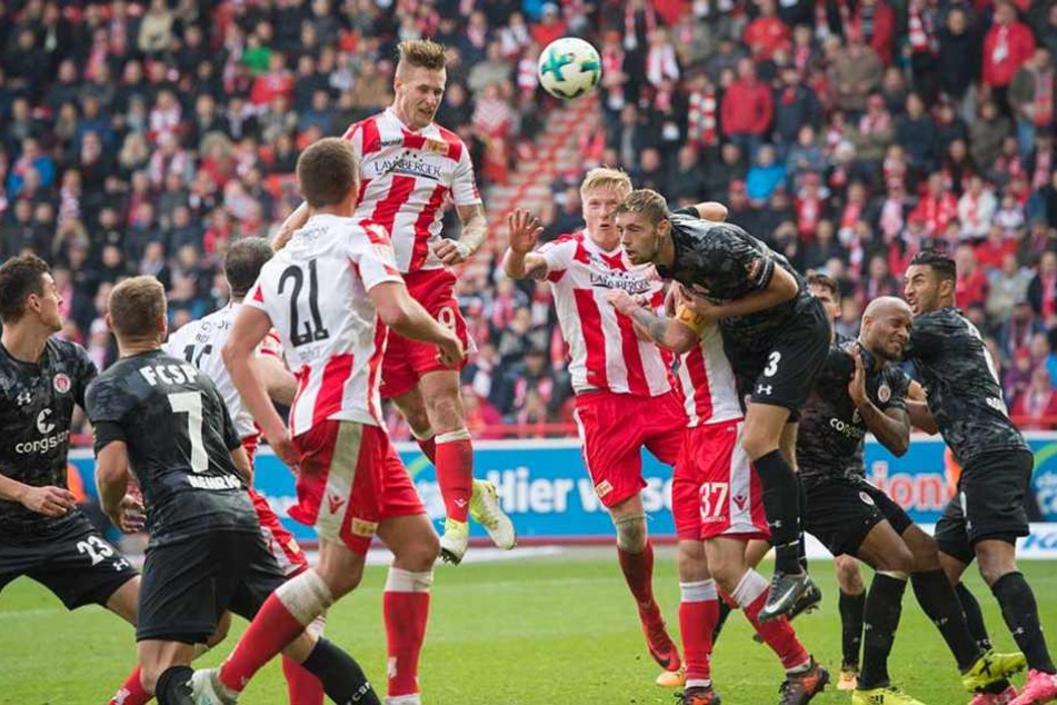 Polters Kopfball schlägt gleich zum 1:0 für Union im Tor ein.