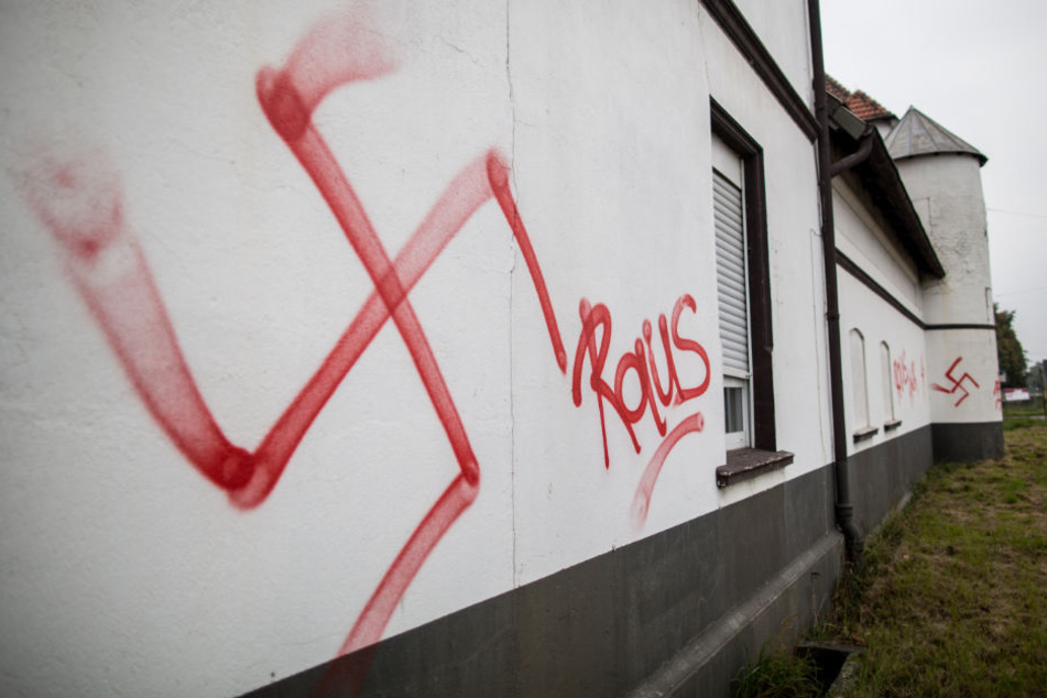 Bei den Straftaten geht es vor allem um Sachbeschädigungen und das Verwenden von Kennzeichen verfassungswidriger Organisationen. (Symbolbild)