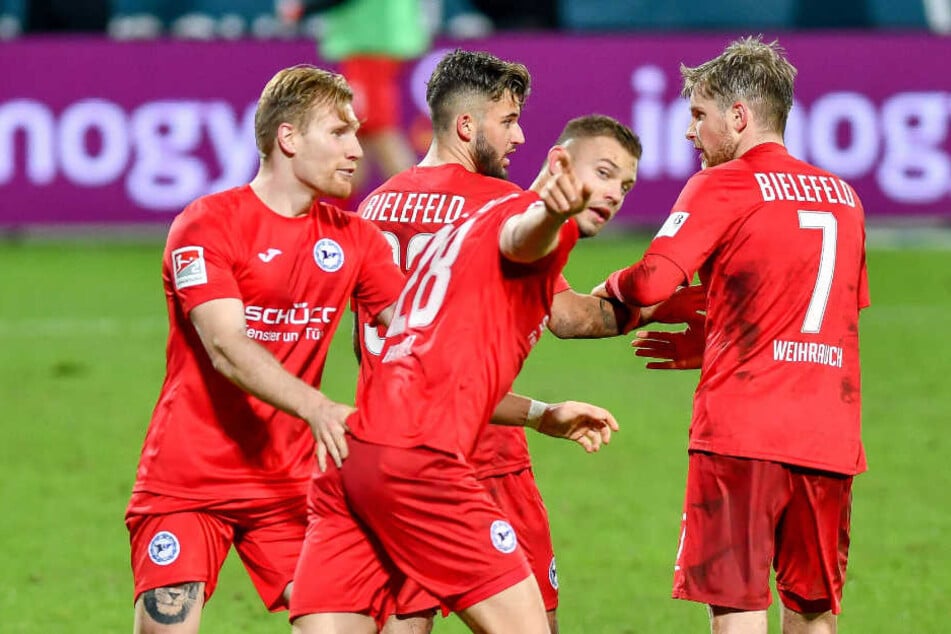 Florian Hartherz (m.) feierte seinen Treffer in Bochum mit der Mannschaft.