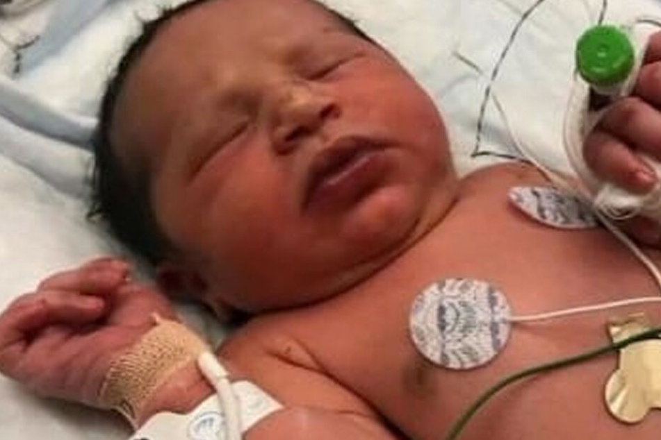 Dieses Baby wurde von seiner Mutter direkt nach der Geburt ausgesetzt.