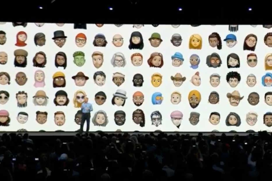 Craig Federighi, Vizepräsident von Apple, stellt während der Keynote die neuen Emojis vor.