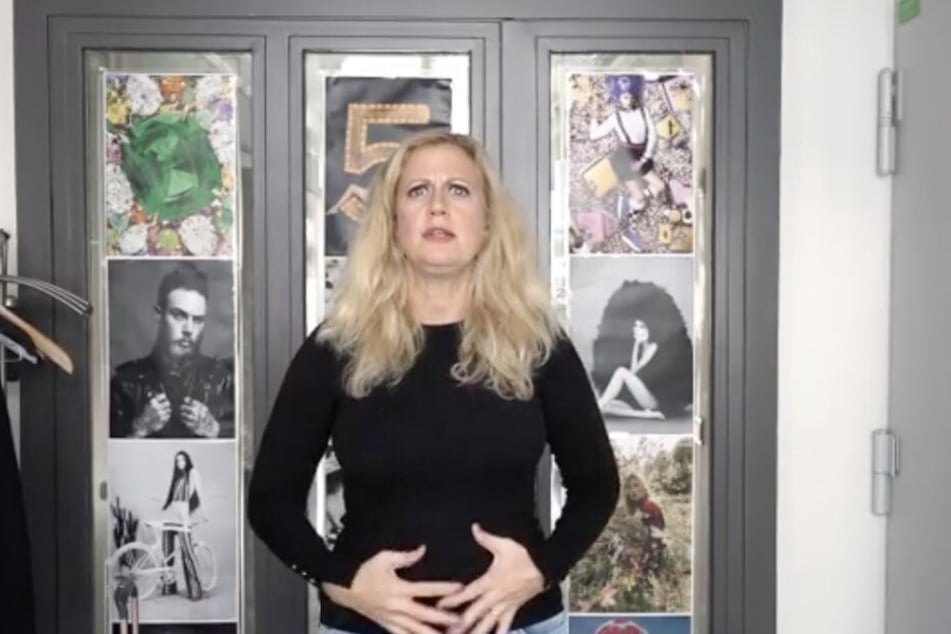 Die Moderatorin spricht sich in diesem auf dem Instagram-Account ihres "Barbara"-Magazins veröffentlichten Clips gegen Make-up bei Männern aus.