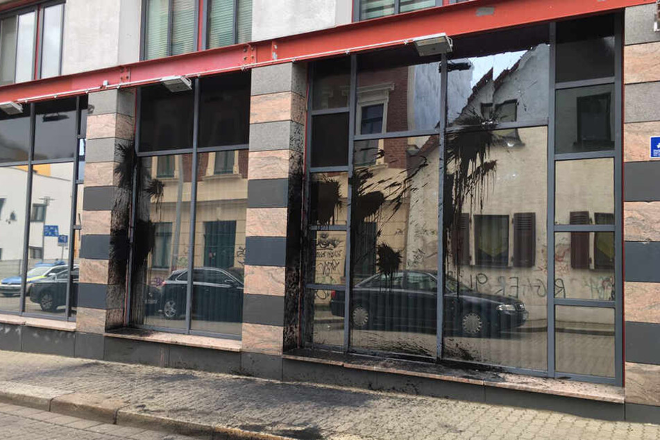 Die Polizeistation in der Biedermannstraße hat eine Menge teerhaltiger Farbe abbekommen. Steinwürfe haben die Scheiben beschädigt.