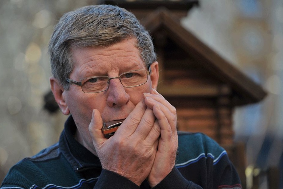 Mit seiner Mundharmonika geht Rentner Herwig Felix (71) ins Rennen.