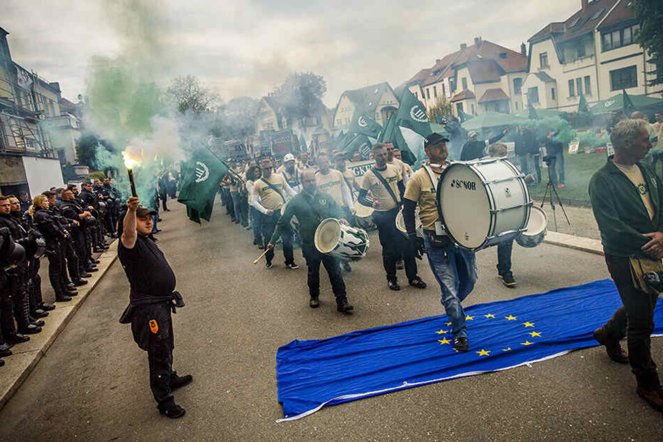 In Plauen trampelten die Rechtsextremen auch über eine Europaflagge.
