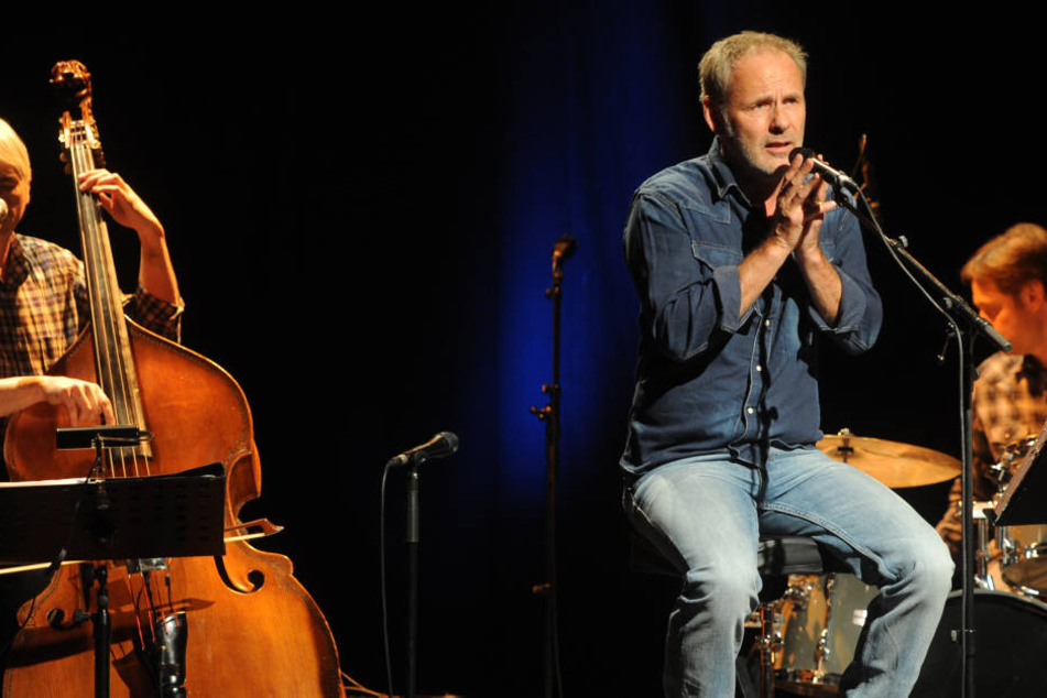 Aktuell ist Reinhold Beckmann (62) mit den Songs seines zweiten Albums "Freispiel" auf Tour.