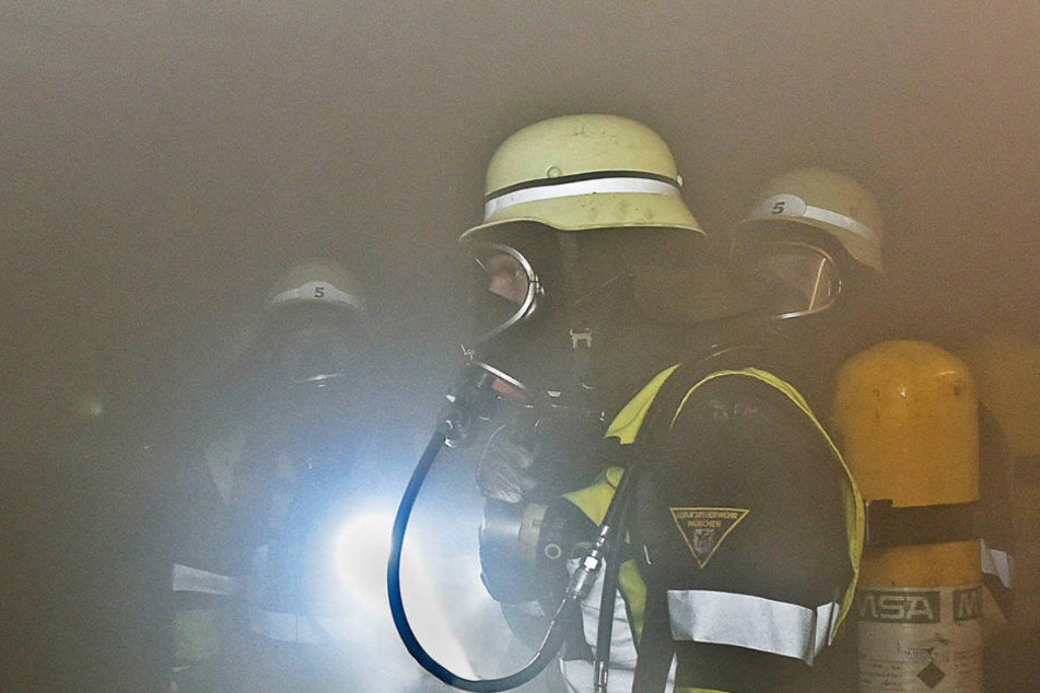 Atemschutztrupps der Feuerwehr kontrollierten das Gebäude. (Symbolbild)