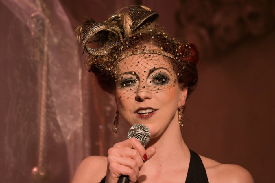 Burlesque-Star Eve Champagne auf der Bühne.