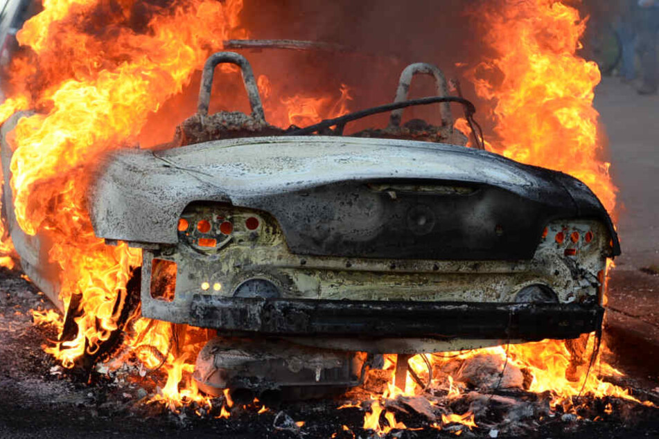 Sechs Wagen standen in Heddernheim in Flammen. (Symbolbild)