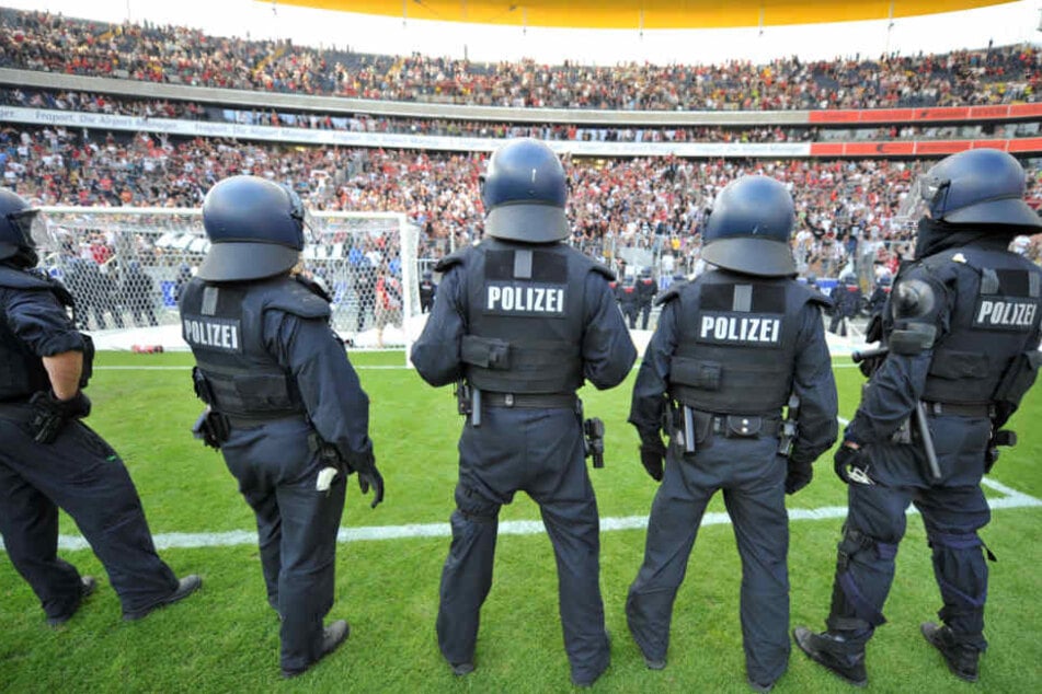Laut Singelnstein ist die Wahrscheinlichkeit, Opfer von Polizeigewalt zu werden, bei Fußball-Fans höher. (Symbolbild)