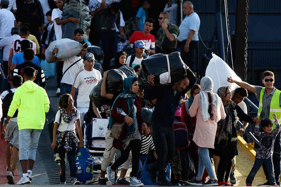 Griechenland, Thessaloniki: Migranten treffen im Hafen ein. Um die überfüllten Flüchtlingslager im Osten der Ägäis zu entlasten, hat die griechische Regierung damit begonnen, Hunderte Migranten aufs Festland zu bringen.