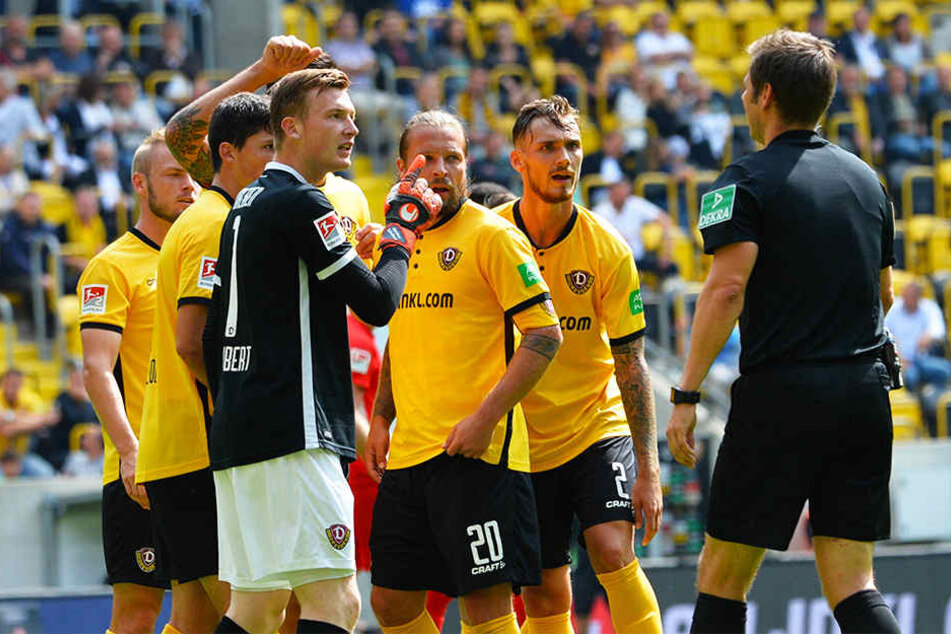 Die Dynamo-Spieler waren nicht mit jeder Entscheidung von Schiedsrichter Frank Willenborg einverstanden, protestierten lautstark. Zumindest beim Elfmeter lag er aber richtig.