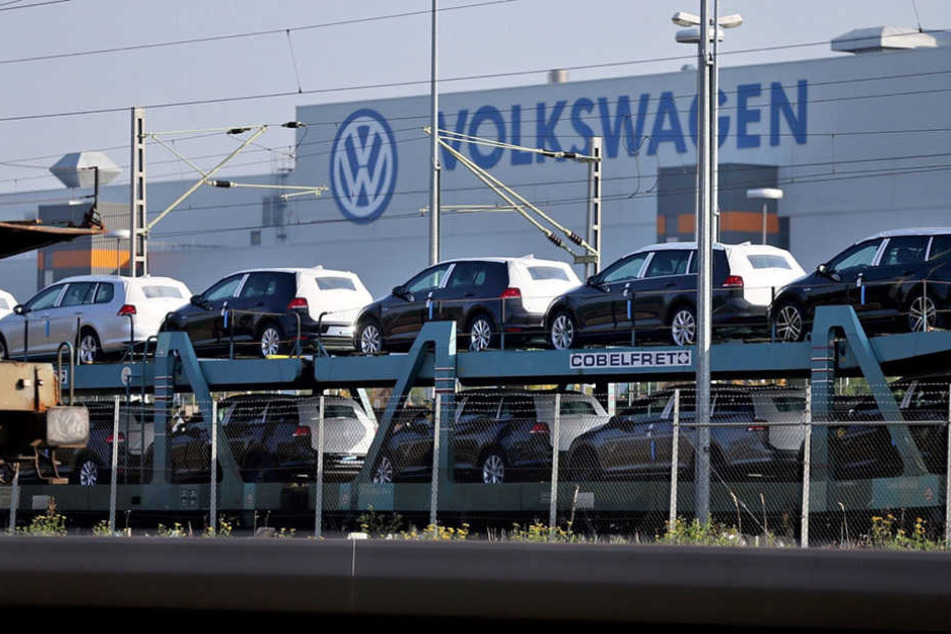 Neue Volkswagen warten am VW Werk in Zwickau auf den Abtransport.