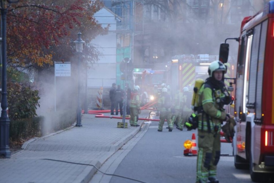 Rauch über der Kötzschenbroder Straße, mehrere Einsatzfahrzeuge waren im Einsatz.