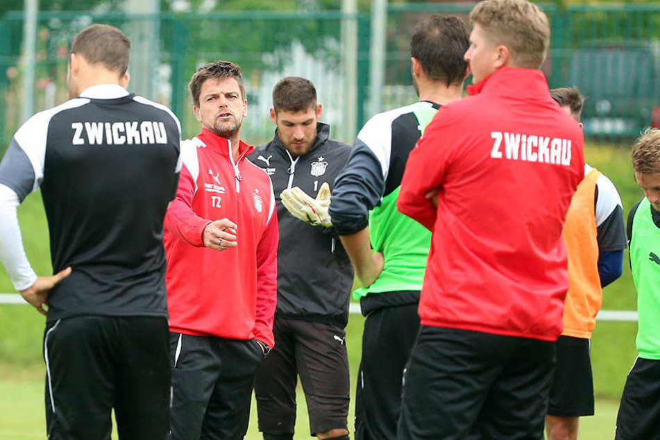 Die Trainingsleistungen stimmen, sagt FSV-Coach Torsten Ziegner (2.v.l.).