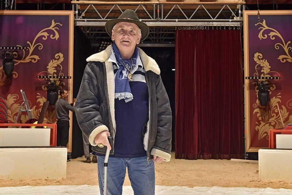 Circus-Direktor Mario Müller-Milano (69) überwacht mit Argusaugen Auf- und Ausbau des Zirkuszeltes.