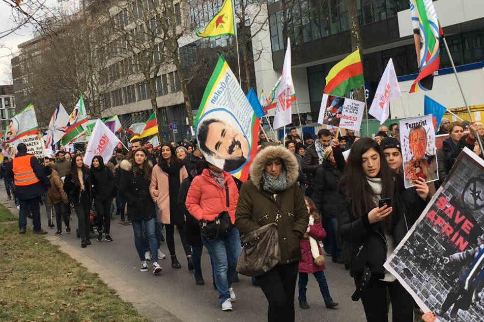 Die Demonstranten zogen zunächst über die Theodor-Heuss-Straße.