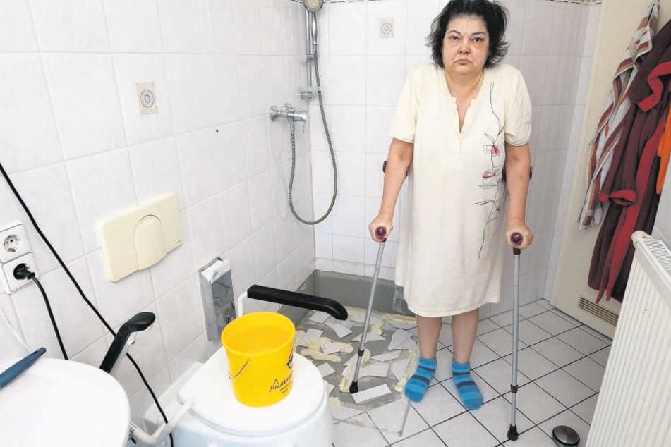 Die schwerkranke Monika Zabel (56) ist mit den Nerven am Ende. Die Dusche ist seit Mitte Dezember zerlegt, auf die Toilette traut sich die Familie längst nicht mehr.