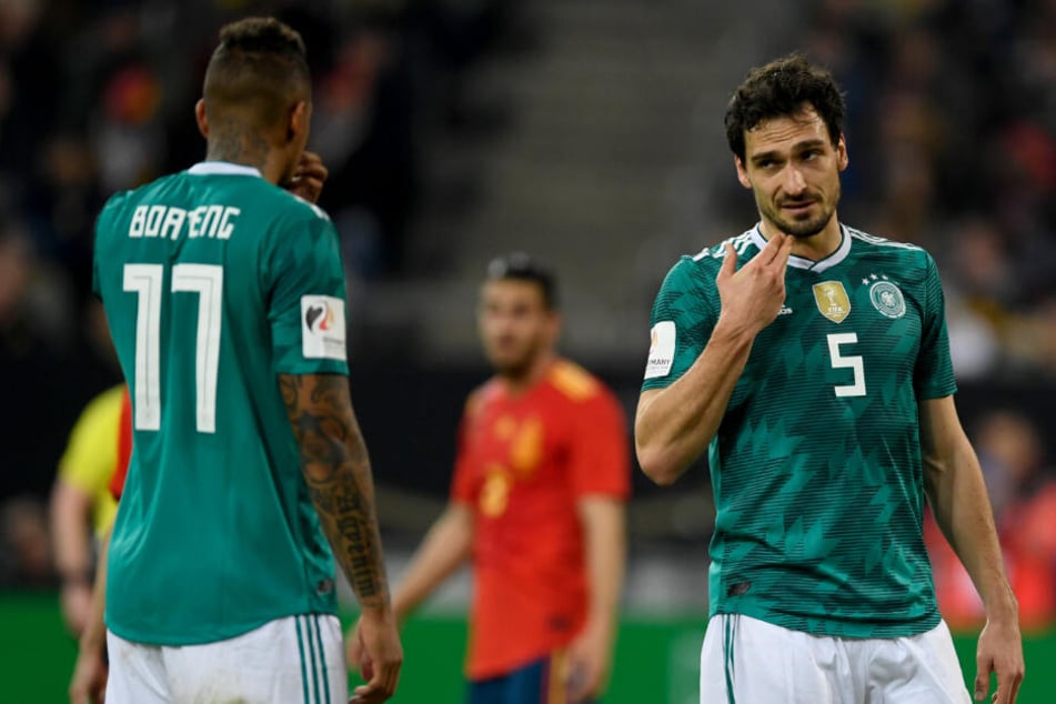Jerome Boateng (l) und Mats Hummels bei einem Länderspiel der deutschen Fußball-Nationalmannschaft.