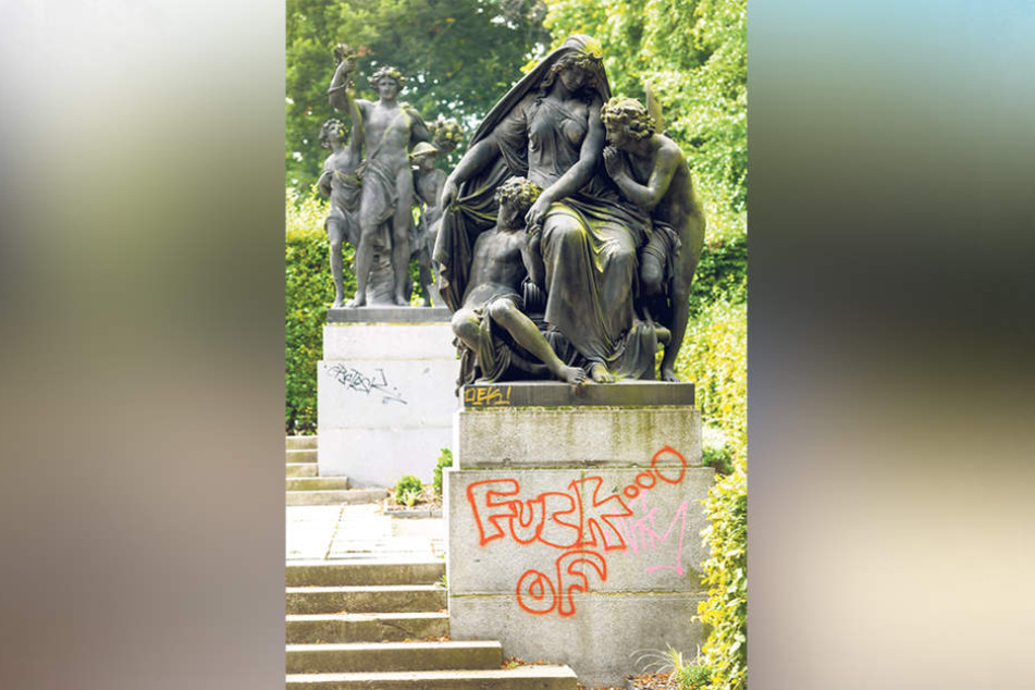 An jedem Sockel Schmierereien, zwei Figuren sind schon beschädigt.
