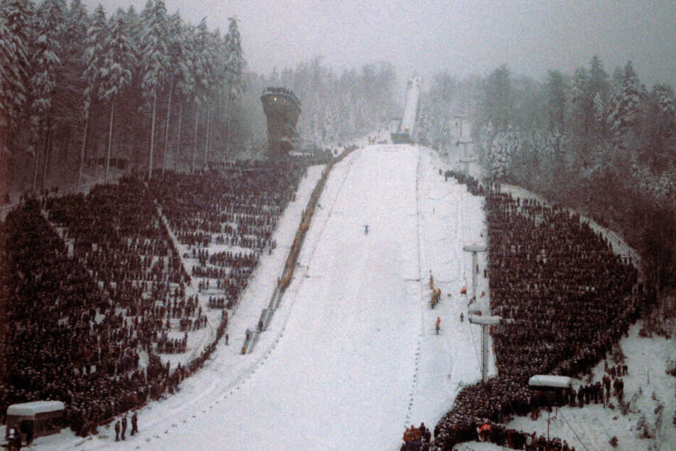 Der Höhepunkt in der langen Geschichte der Aschbergschanze, die am 1. Februar vor 60 Jahren eingeweiht wurde: Am 17. Januar 1986 fand ein Weltcupspringen statt. Den Sieg des Finnen Matti Nykänen sahen 33000 Zuschauer.