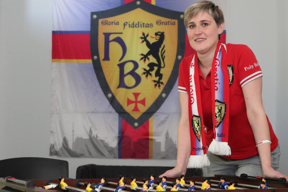 Sie hat ihre Fanheimat bei den christlichen "Holy Bulls" gefunden: Sandra Schäffer-Bochinski (36) hilft Rollstuhlfahrern beim Ein- und Aussteigen in den Bus und begleitet sie ins Stadion.