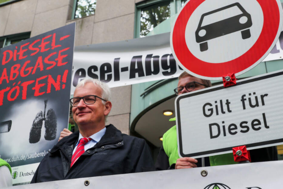 Jürgen Resch (l.), der Bundesgeschäftsführer der Deutschen Umwelthilfe (DUH), steht vor Beginn der mündlichen Verhandlung mit Umweltschützern vor dem Verwaltungsgericht in Berlin am 9.10.2018.