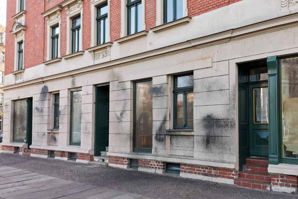 Die Ladenfassade in der Arno-Nitzsche-Straße wurde mit Farbe beschmiert.