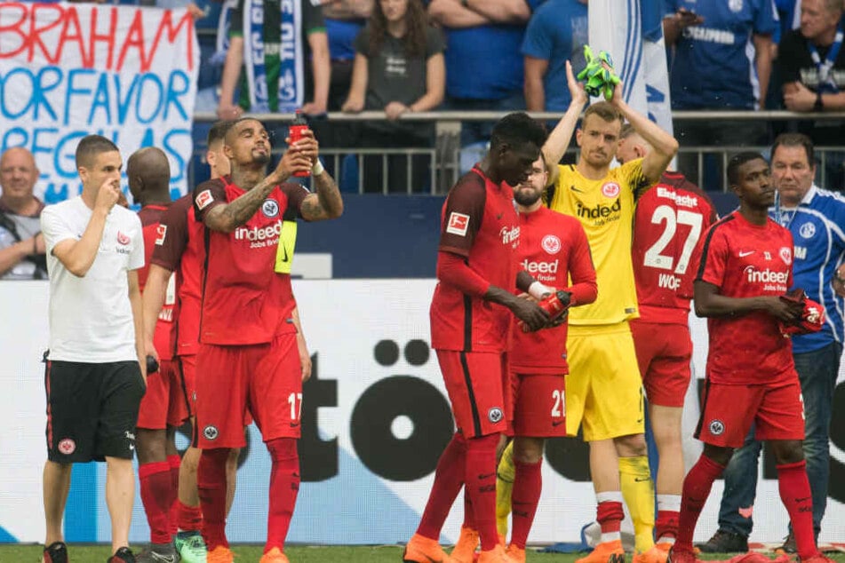 Nach dem Abpfiff auf Schalke waren die Eintracht-Kicker sichtlich niedergeschlagen.