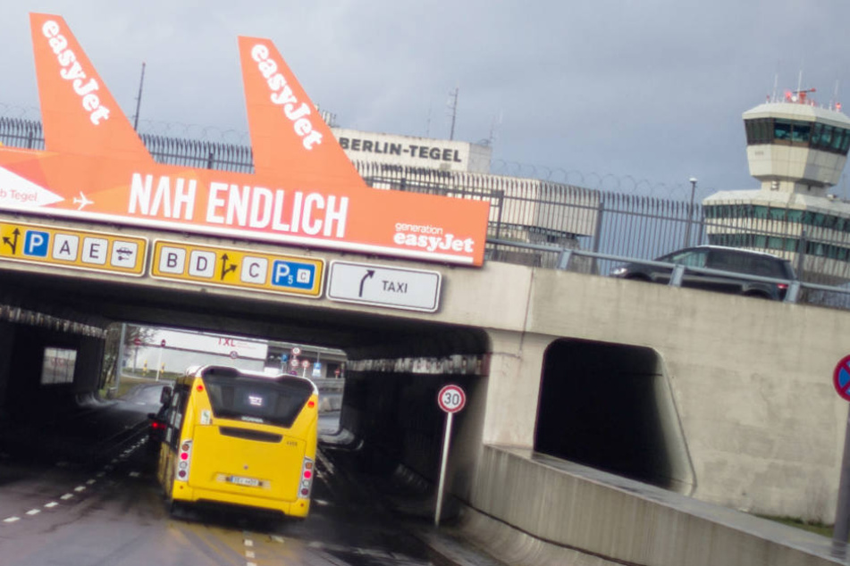 Eine Werbetafel von Easyjet an einer Brücke des Flughafens Berlin-Tegel.