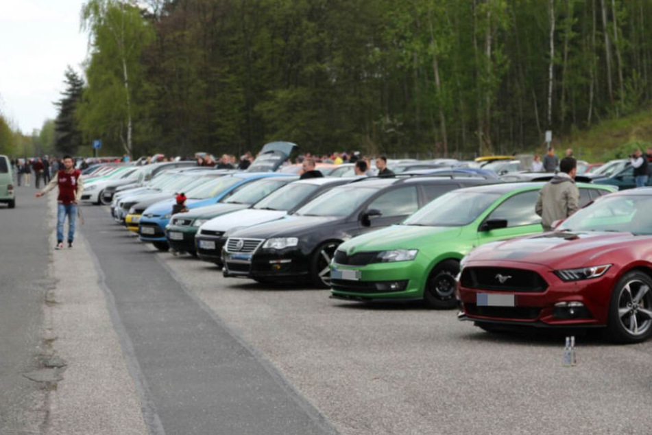 Rund 200-300 Tuning-Boliden standen am sogenannten "Car-Freitag" auf dem Parkplatz am Naunhofer Autobahnsee.