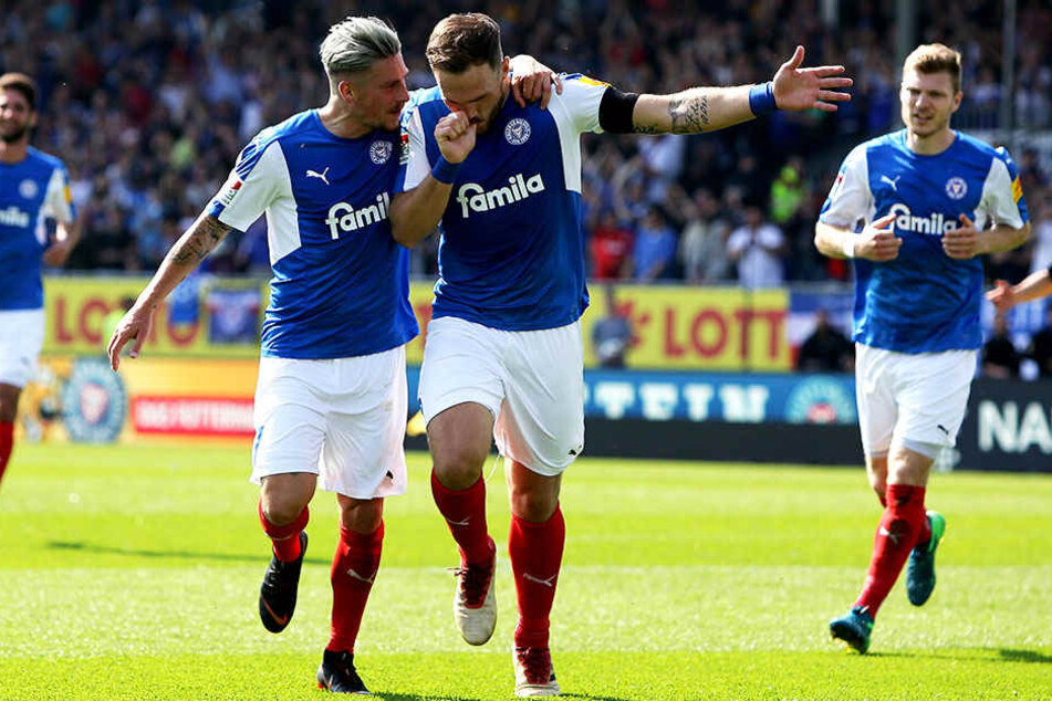 Jubel gegen Braunschweig: Kiels Kapitän Rafael Czichos (r.) und der vierfache Torschütze beim 6:2-Kantersieg gegen Eintracht Braunschweig - Steven Lewerenz (l.).