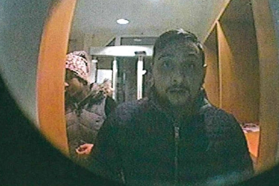 Der gesuchte Mann soll den Ladeninhaber abgelenkt haben, während sich die Frauen im Laden umsahen.