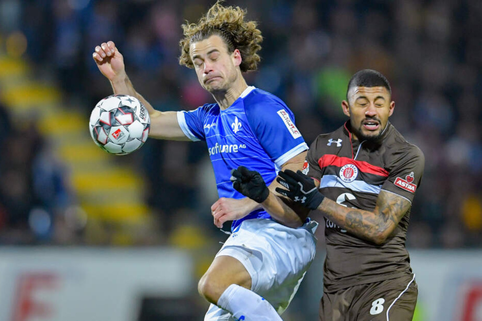 Augen zu und durch! Darmstadts Yannick Stark und St. Paulis Jeremy Dudziak kämpfen um den Ball.
