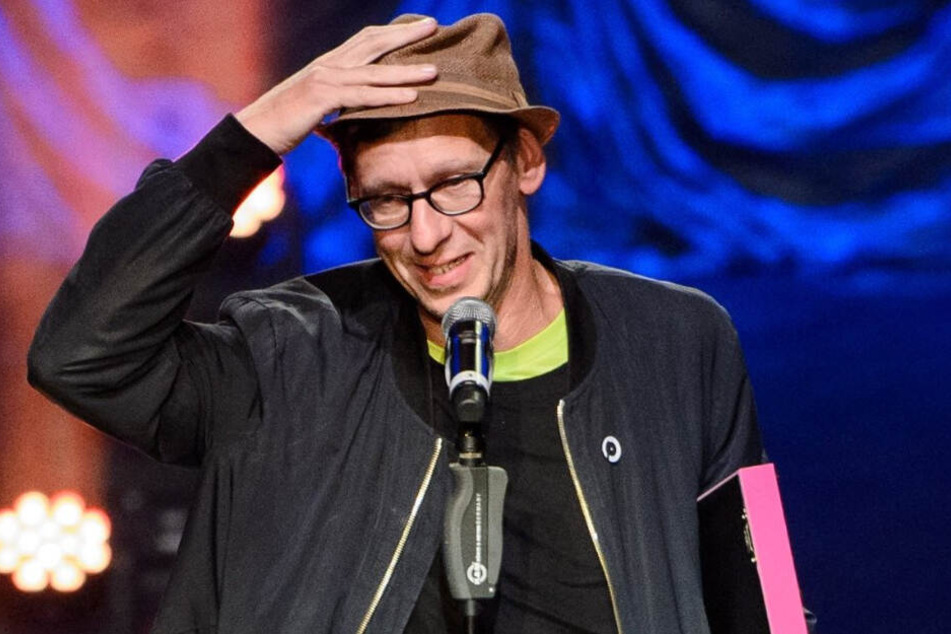 Nach einem Fahrradsturz brach sich der Rammstein-Keyboarder die Schulter, die Slipper waren seine Rettung.