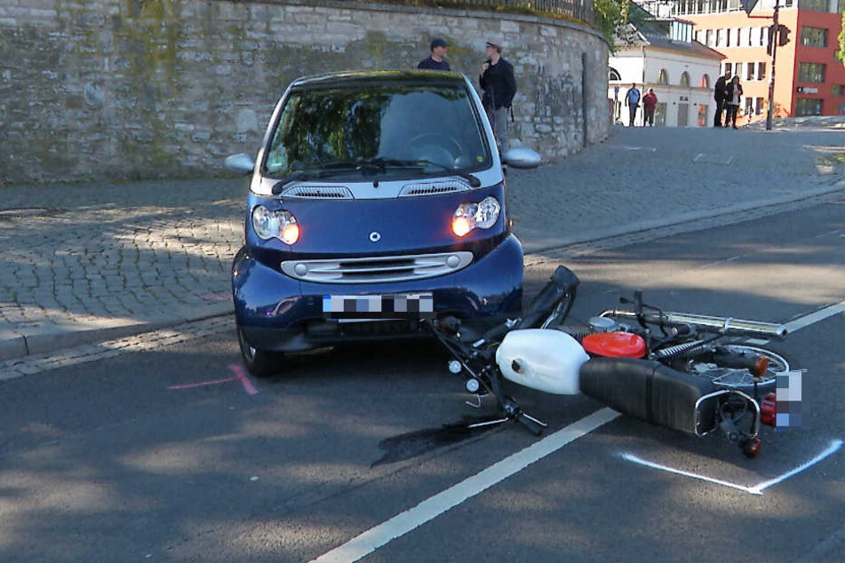 Der Mopedfahrer wurde bei dem Unfall verletzt.