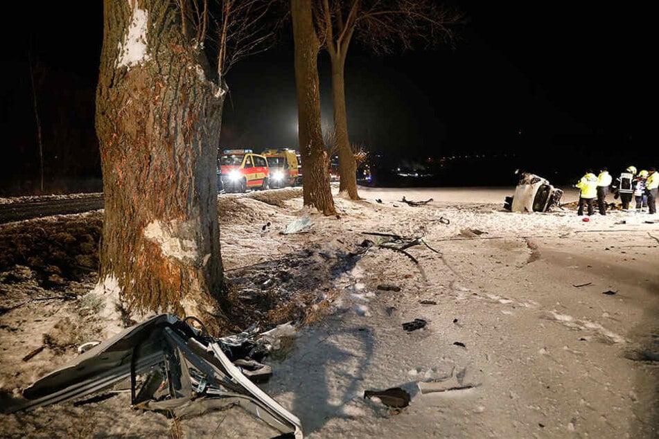 Der Opel krachte an einen Baum und überschlug sich.