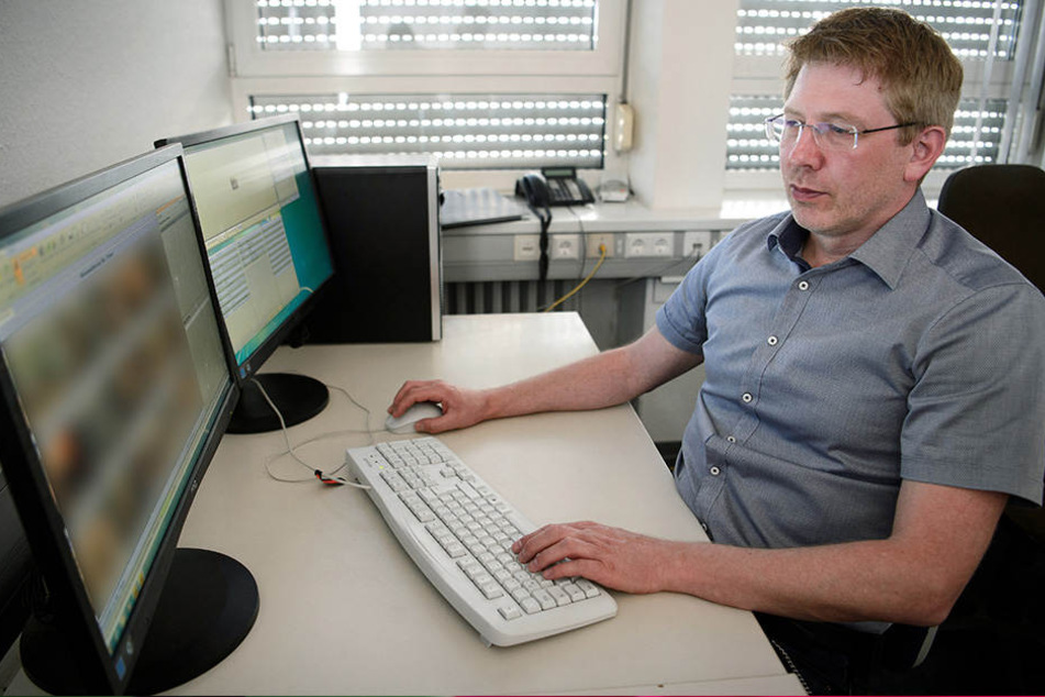 Achim Holzmann, Ermittler des Polizeipräsidiums Heilbronn im Bereich Kinderpornografie, sichtet pornografisches Bildmaterial auf einem Bildschirm.