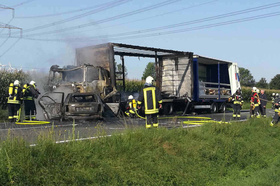 Beide Fahrzeuge brannten bei dem Unfall komplett aus.