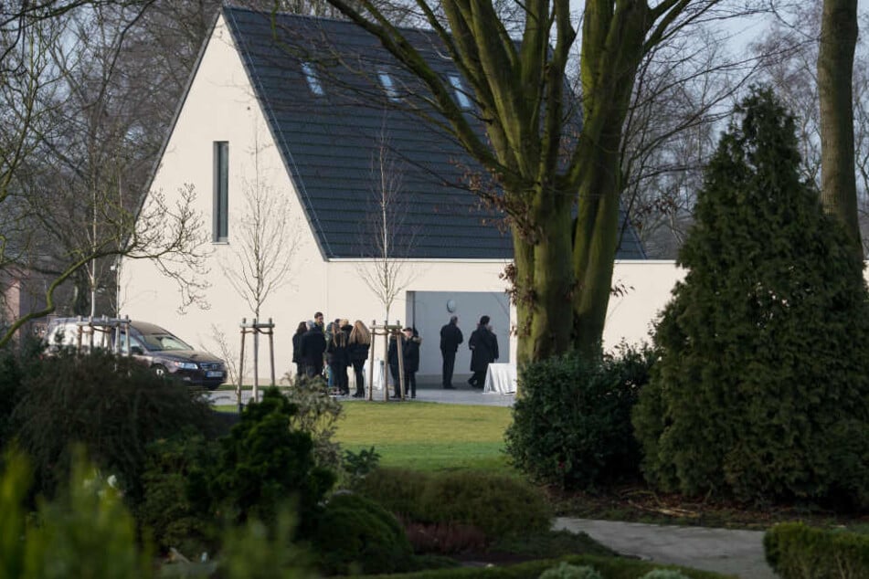 Auf einem Friedhof in Lünen nehmen Familie und Freunde Abschied.