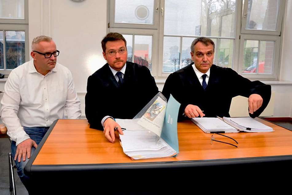 FCE-Geschäftsführer Michael Voigt (44, l.) vertrat gemeinsam mit den Anwälten
Kay Werner und Friedrich Meyer (v.l.) den Verein.