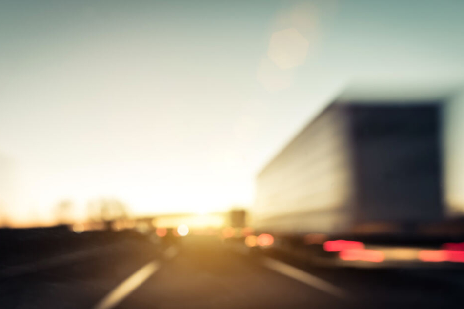 Der LKW geriet in den Gegenverkehr und kostete einem anderen Fahrer das Leben. (Symbolbild)