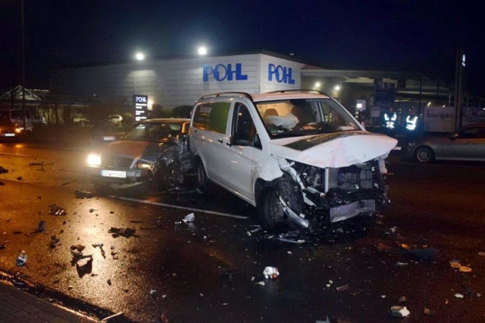 Ein Transporter ist nur noch Schrott, ein Mercedes wurde ebenfalls beschädigt.