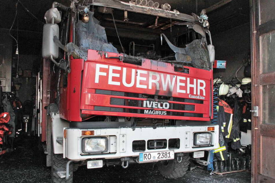 Das Löschfahrzeug war in Brand geraten und hatte das Feuerwehrhaus in Rinderig mit angesteckt.
