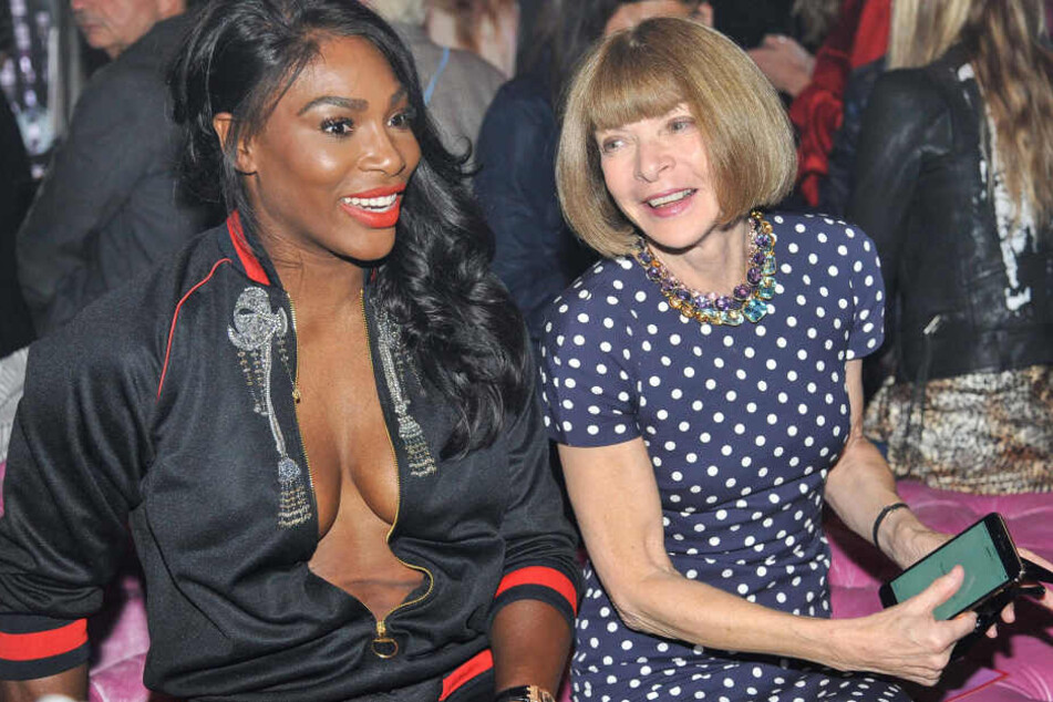 Vogue-Chefin Anna Wintour (66) ist sichtlich begeistert von Serena Williams' (34) Mega-Dekolleté.