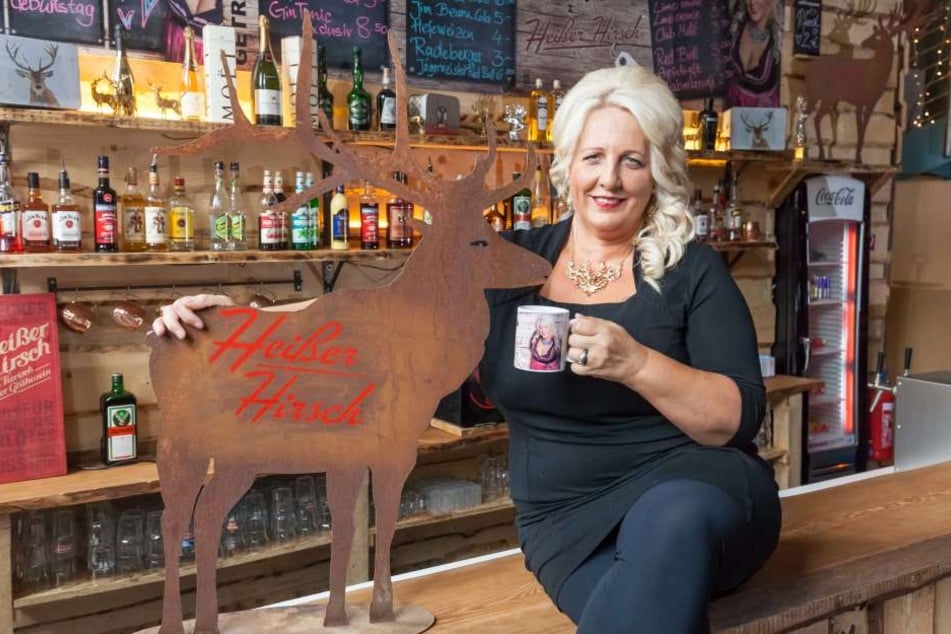 Macht Party zum Stadtfest: Anja Escher (43) auf der Theke vom "Heißen Hirsch" am Kornmark.