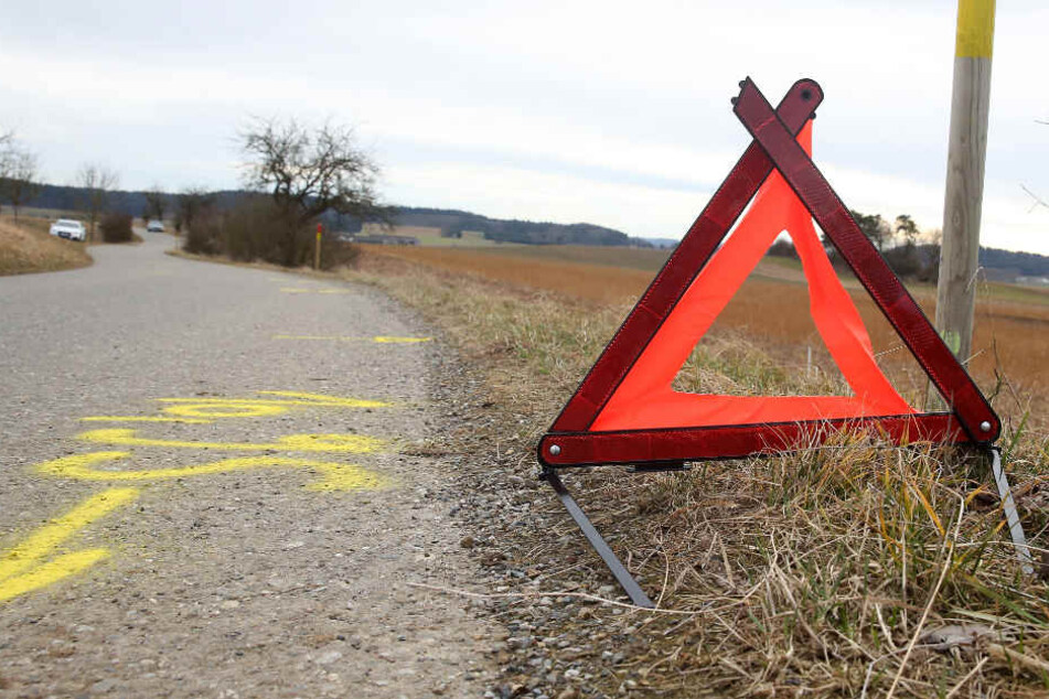 Der 42-Jährige fuhr mit seinem Auto über einen Acker und stürzte in einen tiefen Graben. Der Mann verstarb noch vor Ort. (Symbolbild)