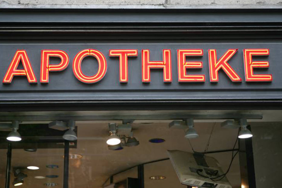 Statt Pillenwerbung, flimmerten im Schaufenster einer Münchner Apotheke wilde Pornos über die Monitore.
