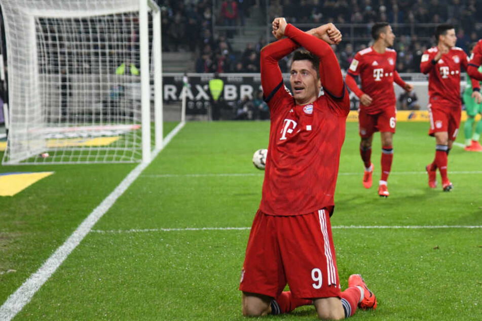 Robert Lewandowski bejubelt das Tor zum 1:3 gegen Mönchengladbach.