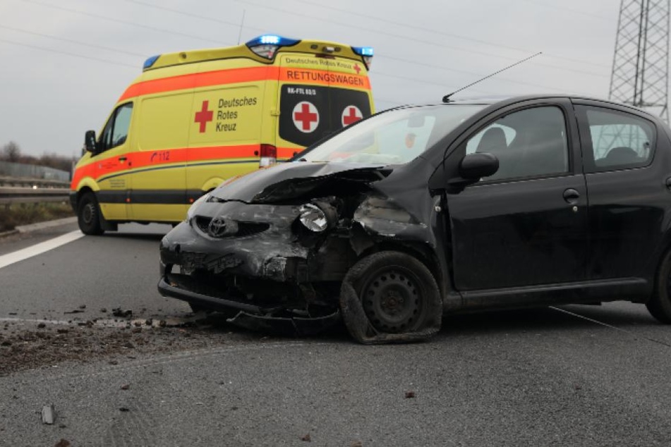 Die Front des Toyota wurde durch den Aufprall zertrümmert.